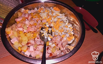 Мелко нарежьте яйца и добавьте в чашу. Заправьте майонезом. 