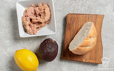 Помойте авокадо, снимите кожуру и удалите косточку. Лимон ополосните и обсушите. Подготовьте сковороду и терку.