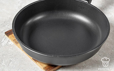 Разогрейте сухую сковороду. 