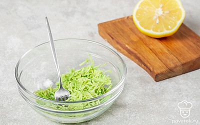 Натрите авокадо на средней терке и выложите в небольшую миску. Лимон разрежьте пополам и выжмите немного сока. Добавьте его к авокадо и перемешайте.