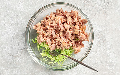 Переложите рыбу в миску с авокадо и хорошо перемешайте. 