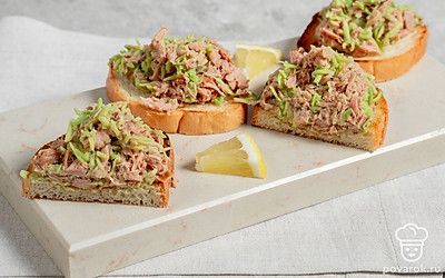 Переложите тосты на тарелку, а сверху полейте лимонным соком. 