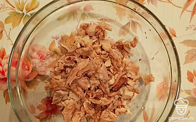 Курицу отварите в подсоленной воде. Разделите на волокна. Нарежьте, выложите на тарелку.