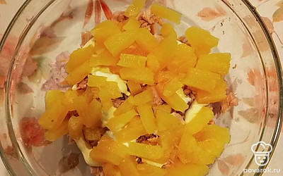 Сверху распределите 1 столовую ложку майонеза, выложите нарезанные консервированные ананасы.