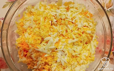 Натрите на крупной терке яйца, сверху смажьте майонезом.