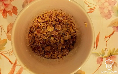 Измельчите грецкие орехи, посыпьте сверху. 