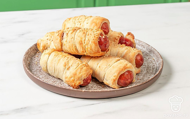 Сосиски в слоеном дрожжевом тесте — Рецепт с фото