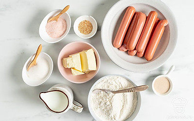 Просейте муку через сито. Выложите сливочное масло и молоко из холодильника, чтобы продукты полежали и согрелись при комнатной температуре. 