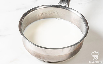 Согрейте молоко в сотейнике на медленном огне до теплого состояния. Оно не должно быть горячим, чтобы дрожжи не погибли. 