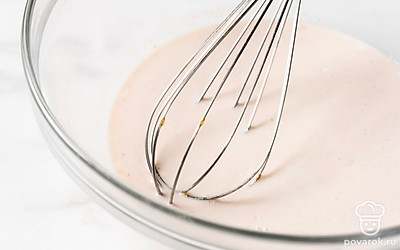 Перелейте в миску 100 мл теплого молока, добавьте к нему сахар и дрожжи,а также пару столовых ложек муки. Перемешайте ингредиенты и оставьте опару на 30-40 минут. После этого влейте в миску оставшееся молоко. Посолите смесь и выложите 20 г сливочного масла. 