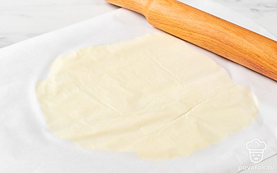 Мягкое сливочное масло выложите на лист пергамента и раскатайте скалкой в пласт толщиной 6-7 мм. Накройте масло вторым листом пергамента и уберите в холодильник. 