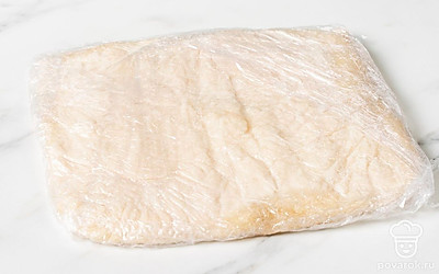 Снова сверните, как в первый раз. Итого у вас получится 9 слоев. Заверните в пищевую пленку и уберите в холодильник на 30 минут. Повторите процесс с раскаткой, сворачиванием и охлаждением еще 2 раза. 