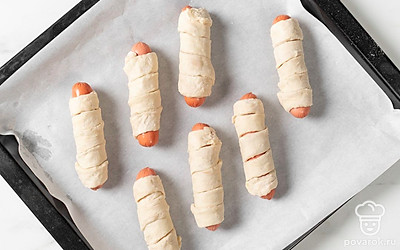 Выложите заготовки на противень, застеленный пергаментом или силиконовым ковриком.