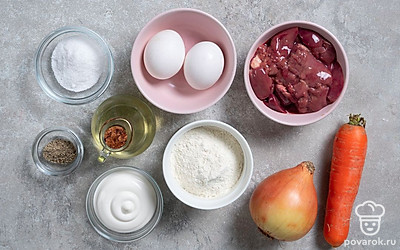 Хорошо промойте и очистите куриную печень и овощи. Яйца вымойте и просушите бумажными полотенцами. Подготовьте блендер, сковороду, терку, пергаментную бумагу и круглую форму для запекания. Перед запеканием включите духовку нагреваться до 190 градусов. Застелите форму листом пергаментной бумаги.