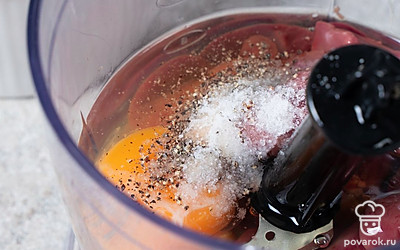 Выложите кусочки печени в чашу блендера. Добавьте туда яйца, муку и немного специй. Пробейте ингредиенты до однородности.