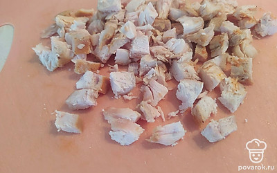 Куриное филе отварите в подсоленной воде, добавив лавровый лист и перец горошком. Остудите и нарежьте кубиком.