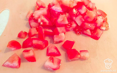 Помидоры помойте, нарежьте и удалите жидкость с семенами.