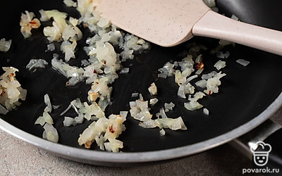 Поставьте сковороду на средний огонь. Добавьте в нее растительное масло и оставьте разогреваться. Нарежьте лук мелкими кубиками, добавьте в сковороду и обжарьте его в течение 2-3 минут, периодически помешивая.