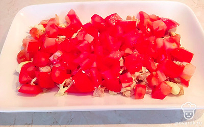 Равномерно распределите слой из нарезанных томатов. 