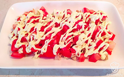 Нанесите сеточку из майонеза.