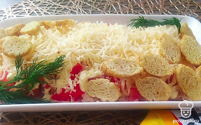 Украсьте блюдо сырными сухариками и зеленью.