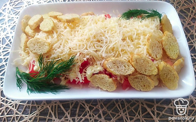 Красиво оформленное блюдо всегда выглядит эстетично и вызывает аппетит. По желанию можно добавить в блюдо сухой чеснок. 