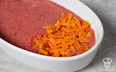 Измельченную печень разделите на 3 части. Первую часть влейте в форму и распределите по всей поверхности. Поверх слоя печени выложите половину зажарки. Чередуйте слои, пока ингредиенты не кончатся.