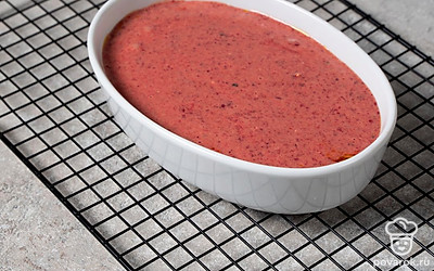 Уберите форму с тортом в разогретую духовку на 35-40 минут. Готовность блюдо проверьте деревянной шпажкой.