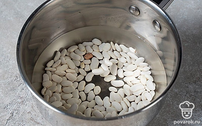 Слейте с замоченной фасоли воду, переложите ее в кастрюлю. Влейте к фасоли 2 стакана чистой воды.