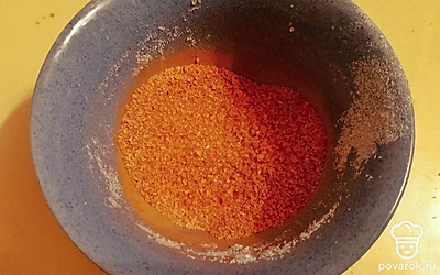 Соедините 2 чайных ложки корицы и 20 грамм сахара в отдельной миске.