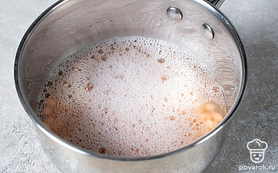 Поставьте кастрюлю на сильный огонь и доведите воду до кипения. Уменьшите огонь до слабого и варите фасоль до мягкости около полутора часов.