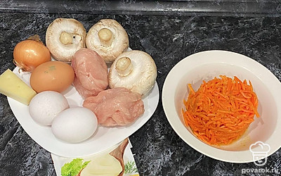 Подготовьте необходимые ингредиенты. Отварите яйца.