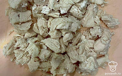 Куриную грудку варите в подсоленной воде 10 минут. Нарежьте кусочками.