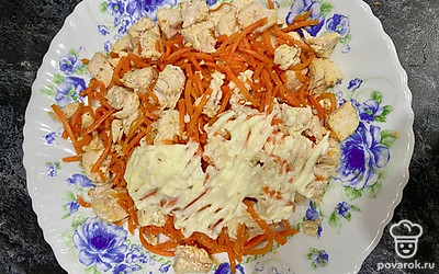 Смешайте мясо с морковью по-корейски. Выложите ровным слоем. Смажьте майонезом.