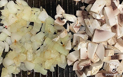 Лук и грибы нарежьте кубиком. Обжарьте на сковороде 10 минут.