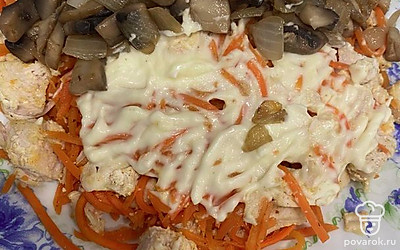 Выложите смесь из лука с грибами на первый слой салата.