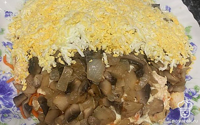 Третьим слоем разложите натертые на крупной терке вареные яйца.