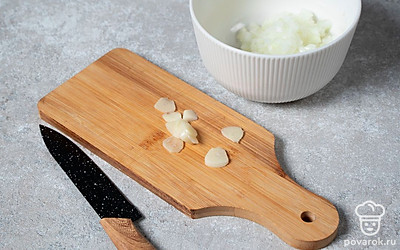 Мелко нарежьте лук, измельчите в специальном прессе или на мелкой терке чеснок. 