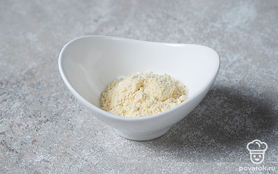 Выложите в чашу блендера кунжут, измельчите его до порошкообразной массы и переложите на отдельную тарелку. 