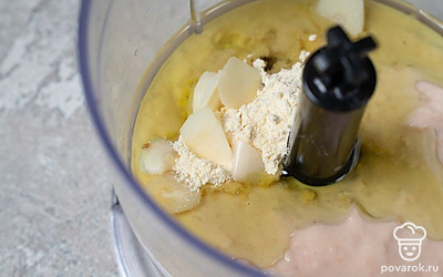 Влейте в фасолево-луковое пюре оставшееся оливковое масло, добавьте измельченные кунжут и чеснок. Снова все перебейте до однородной гладкой массы.