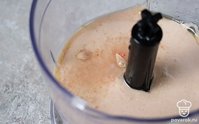 Всыпьте в получившуюся пасту морскую соль, налейте лимонный сок и размешайте все на малой скорости блендера.