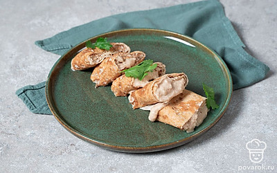 Намажьте пастой из фасоли лист тонкого лаваша, затем сверните его рулетом и нарежьте на порции. Такой перекус будет очень сытным, так что он не требует дополнений. 