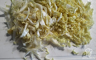 Капусту тонко нашинковать.