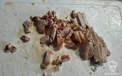 Грудку обжарить и тонко нарезать.