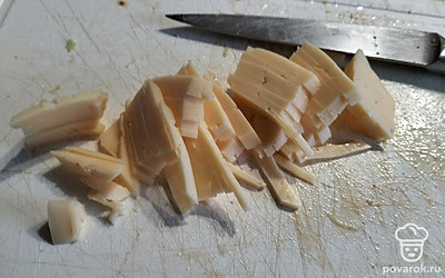 Сыр нарезать тонкими брусочками.