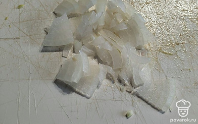 Лук мелко нарезать.