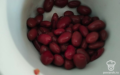 Фасоль хорошо промыть и добавить в салат.