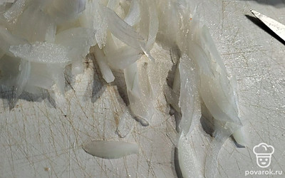 Лук нарезаем перьями.