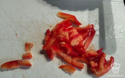 Перчик нарезаем тонкими небольшими брусочками.