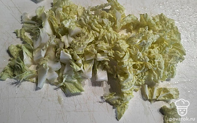 Капусту довольно крупно нарезаем.